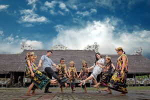 wisata di kalimantan timur desa budaya pampang